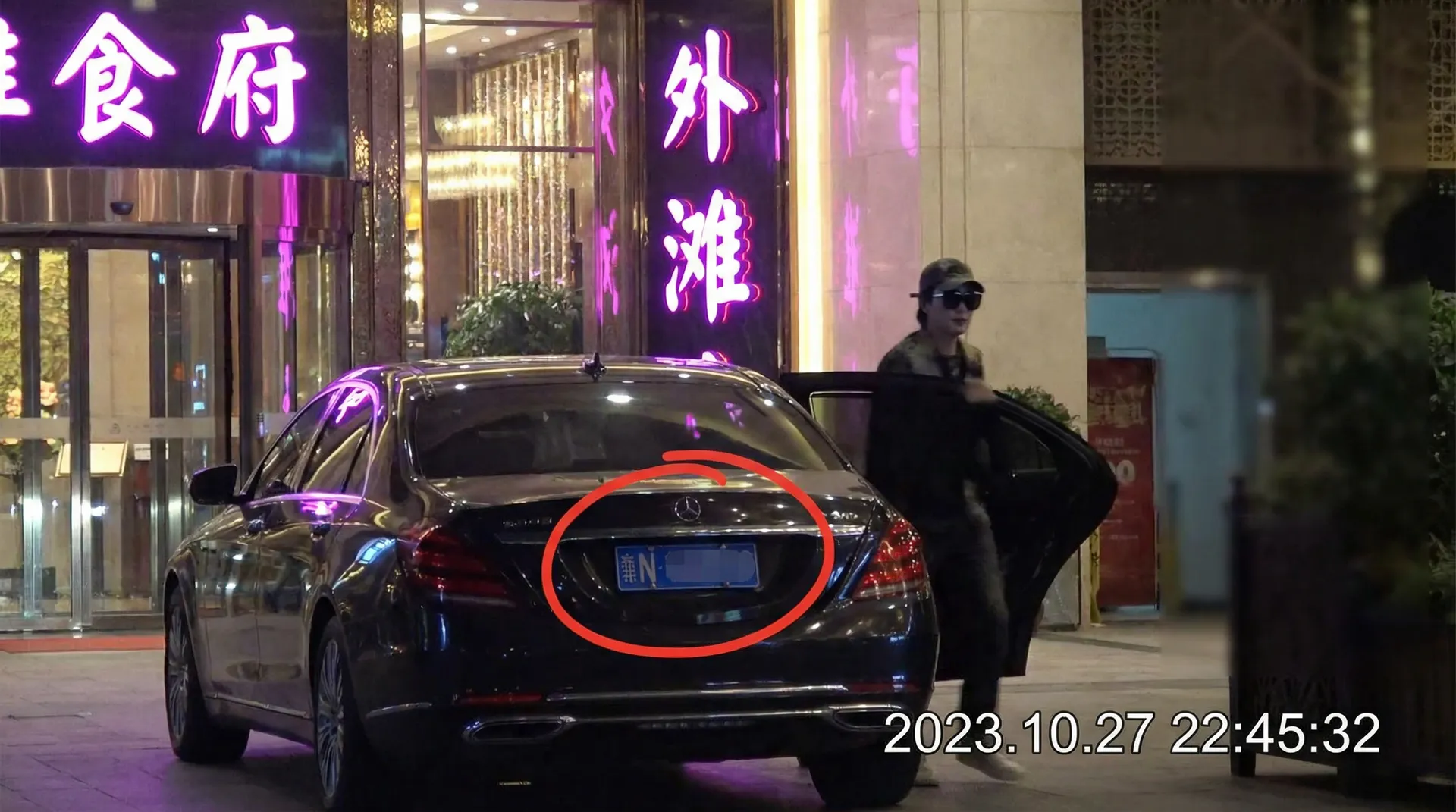 万博体育官网官网 - 豪车餐厅外偷拍